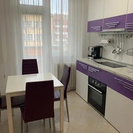 Purple Heart In The Center. King Size Bed! Apartament